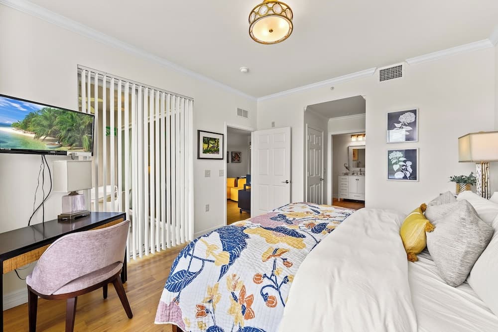 Catina Vacation Rental: Bright 2-BR Condo with Lake Views. Located in Lely Resort with Pool, Hot Tub, and Golf Access. Ideal for Golfers and Beachgoers, Minutes from Naples and Marco Island