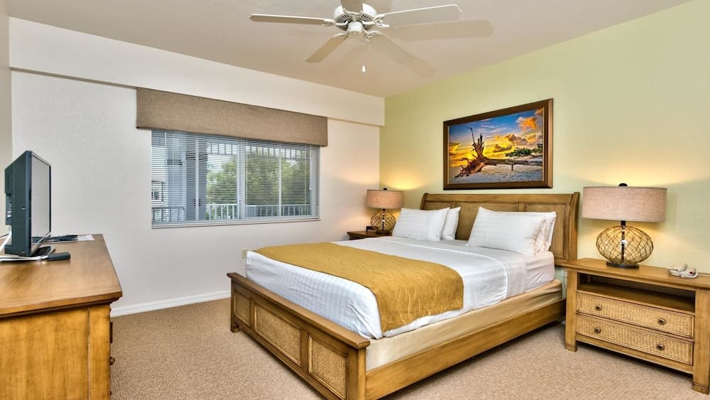 Genoa Vacation Rental: Stylish 2-BR Condo with Golf & Lake Views. Resort-Style Pool, Hot Tub, and Easy Access to Championship Golf. Minutes from Naples Beaches, 5th Avenue S, and Marco Island