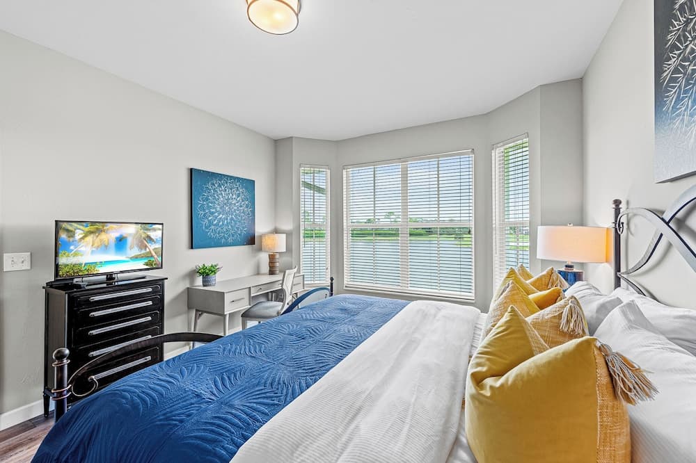 Solterra Vacation Rental: Luxury 3-BR Condo with Lake & Golf Views. Access to Luxury Pool, Hot Tub, and Golf Courses at Lely Resort. Close to Naples Beaches, 5th Avenue S, and Marco Island