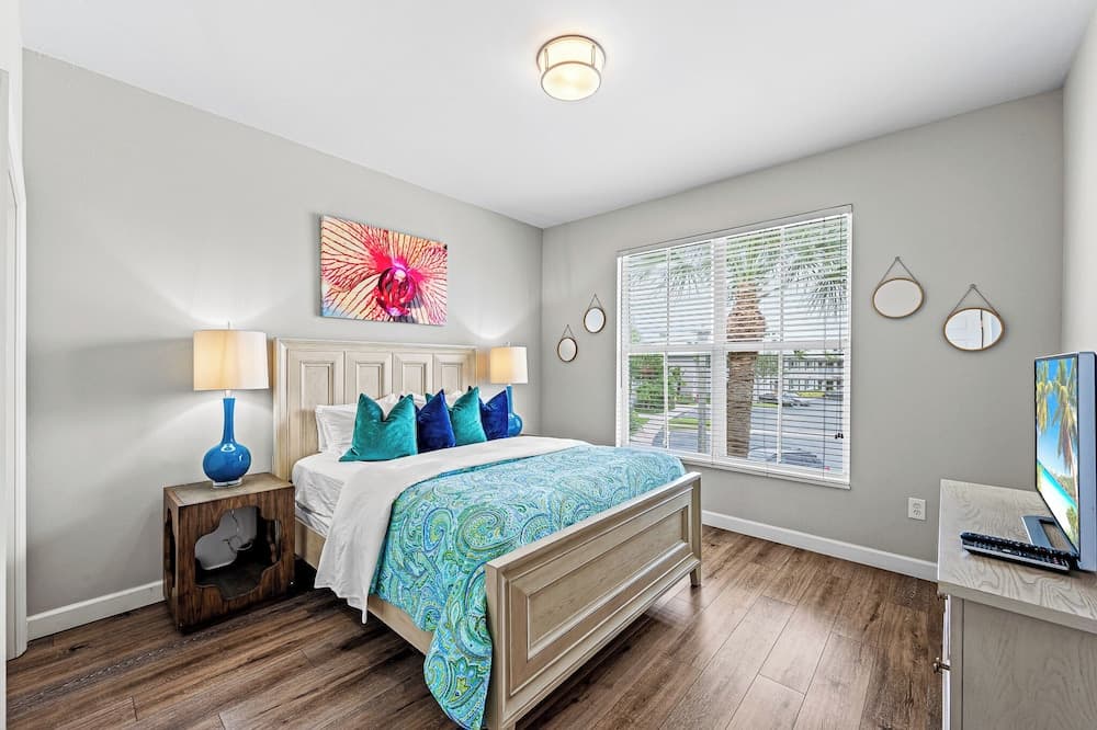 Solterra Vacation Rental: Luxury 3-BR Condo with Lake & Golf Views. Access to Luxury Pool, Hot Tub, and Golf Courses at Lely Resort. Close to Naples Beaches, 5th Avenue S, and Marco Island