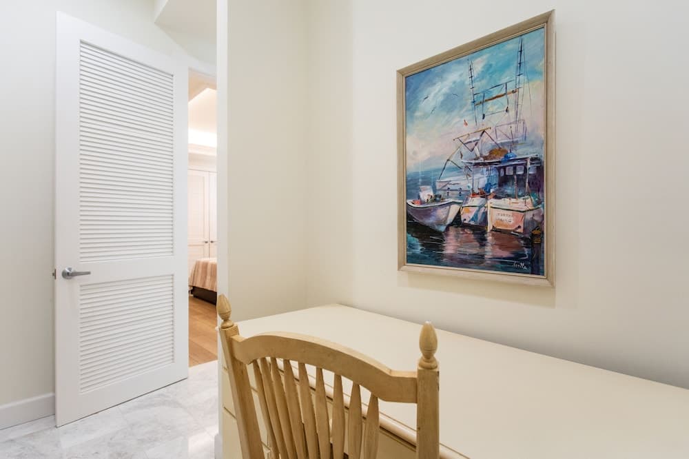 Sorrento Luxury Vacation Home: Expansive 5-Bedroom, 4.5-Bath Retreat with Private Pool, Hot Tub, and Pet-Friendly Accommodations – Just a Short Walk from Stunning Vanderbilt Beach