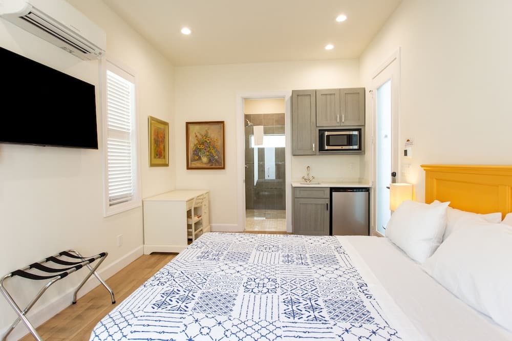 Sorrento Luxury Vacation Home: Expansive 5-Bedroom, 4.5-Bath Retreat with Private Pool, Hot Tub, and Pet-Friendly Accommodations – Just a Short Walk from Stunning Vanderbilt Beach