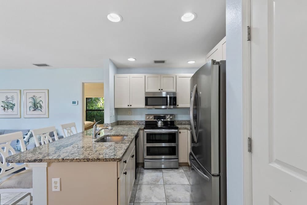 Le Monaco - Romantic 1 BR Condo Steps from 5th Ave S. Chic Coastal Retreat with King Bed and Beach Access. Perfect Location for Couples Near Dining, Shopping, and Naples Beach