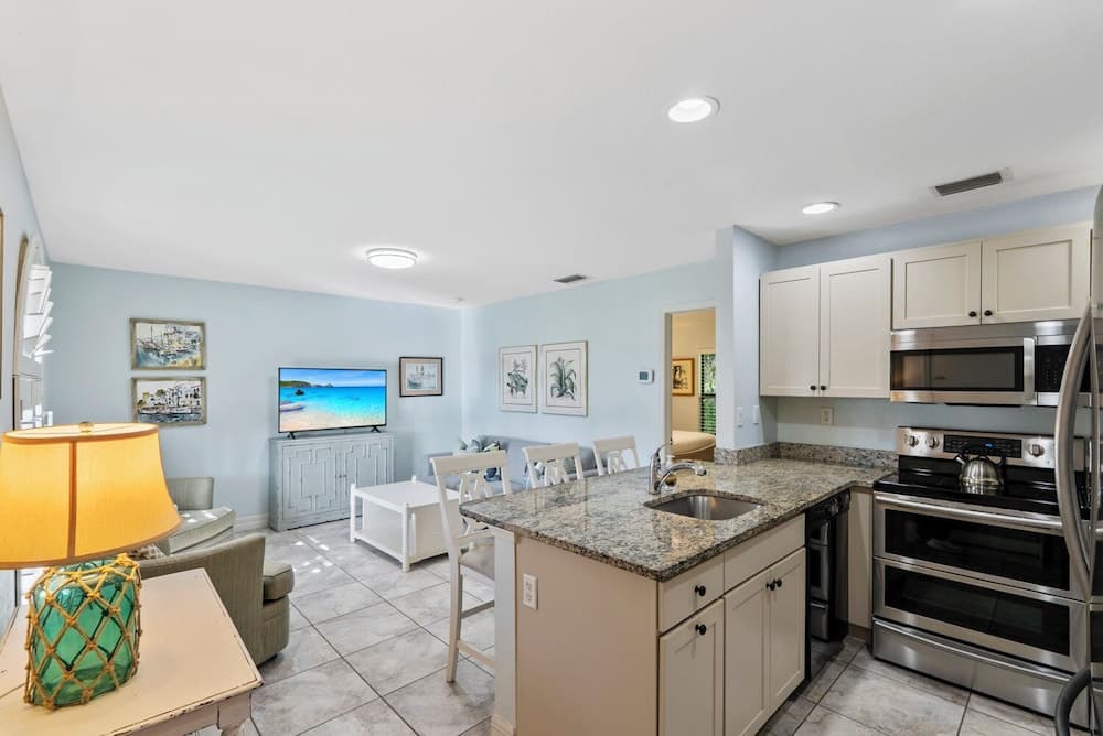 Le Monaco - Romantic 1 BR Condo Steps from 5th Ave S. Chic Coastal Retreat with King Bed and Beach Access. Perfect Location for Couples Near Dining, Shopping, and Naples Beach