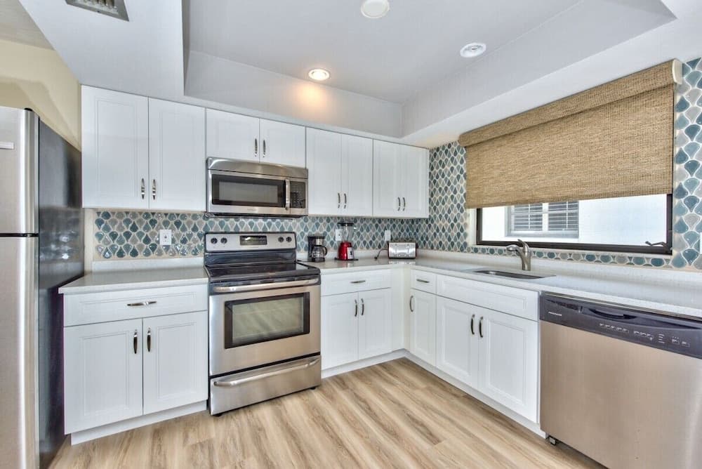 Avanti Vacation Rental, Relaxing 3-BR Retreat with Private Pool Minutes from Vanderbilt Beach and Delnor-Wiggins State Park. Enjoy Southern Exposure, BBQ Area, and Pet-Friendly Comfort