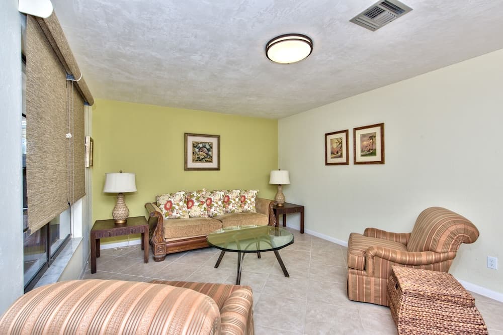 Avanti Vacation Rental, Relaxing 3-BR Retreat with Private Pool Minutes from Vanderbilt Beach and Delnor-Wiggins State Park. Enjoy Southern Exposure, BBQ Area, and Pet-Friendly Comfort