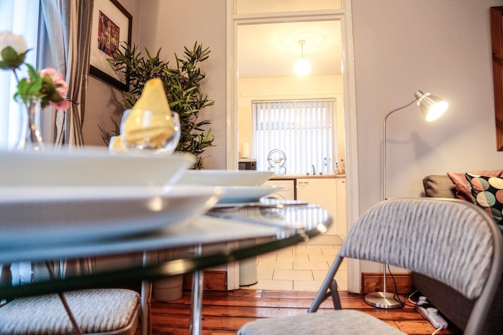 Perfect City Center Location, Parking, 4 Beds