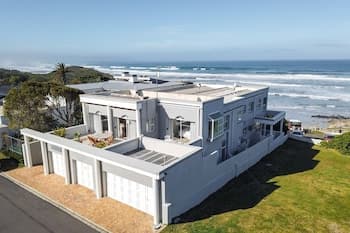 Hermanus Beachfront Lodge