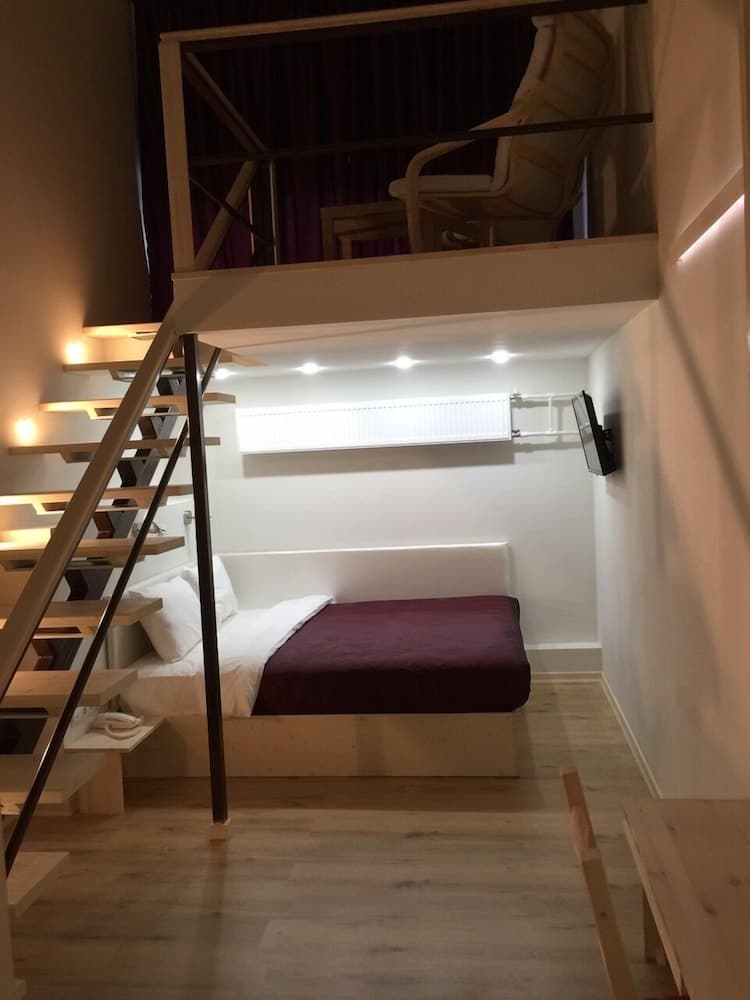 Stony Island Hotel at Blagodatnaya