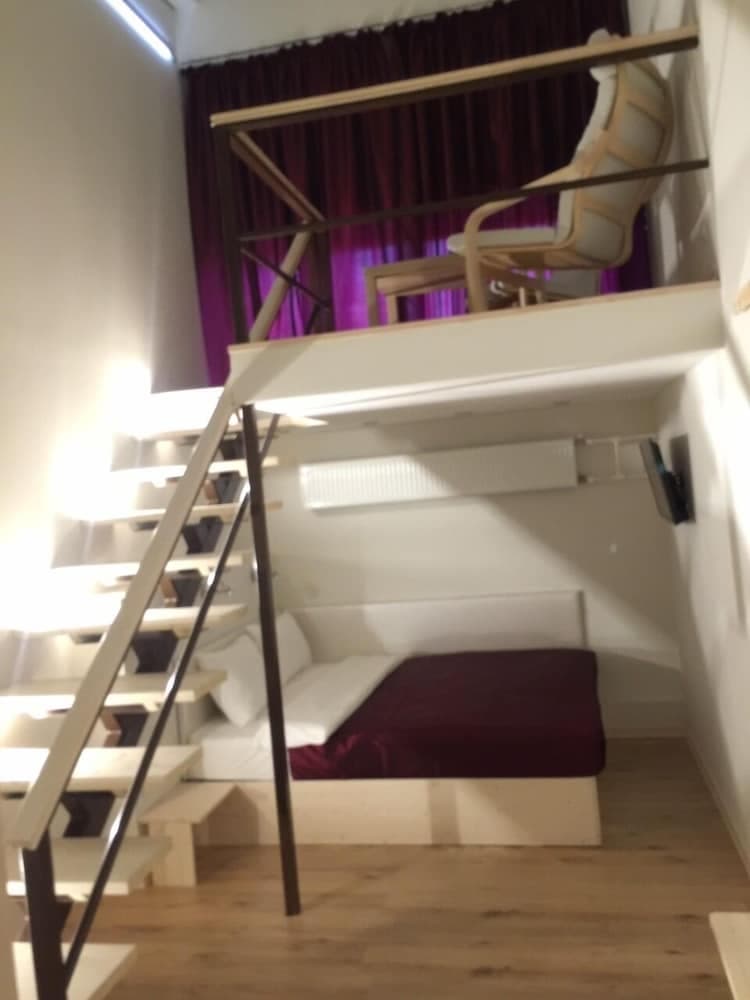 Stony Island Hotel at Blagodatnaya