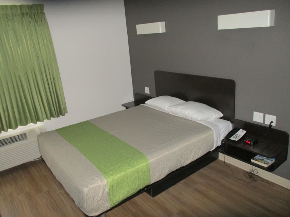 Studio 6 Bruderheim, AB