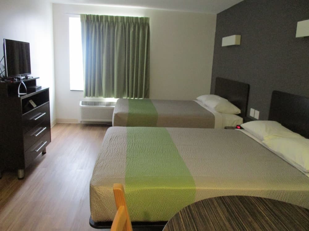 Studio 6 Bruderheim, AB