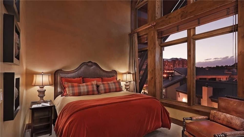 Diamond Peak Penthouse 616 4 BedroomCondo By Moving Mountains