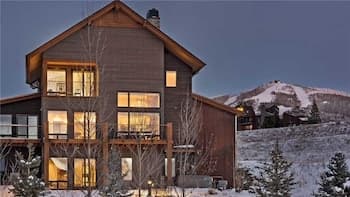 Wildhorse Chalet 3 BedroomHoliday home By Moving Mountains