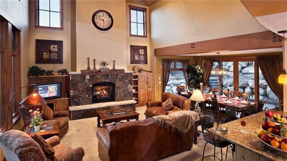 Black Bear Chalet 4 BedroomHoliday home By Moving Mountains