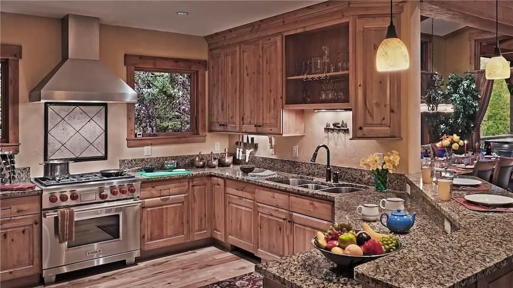 Brown Bear Chalet 4 BedroomHoliday home By Moving Mountains