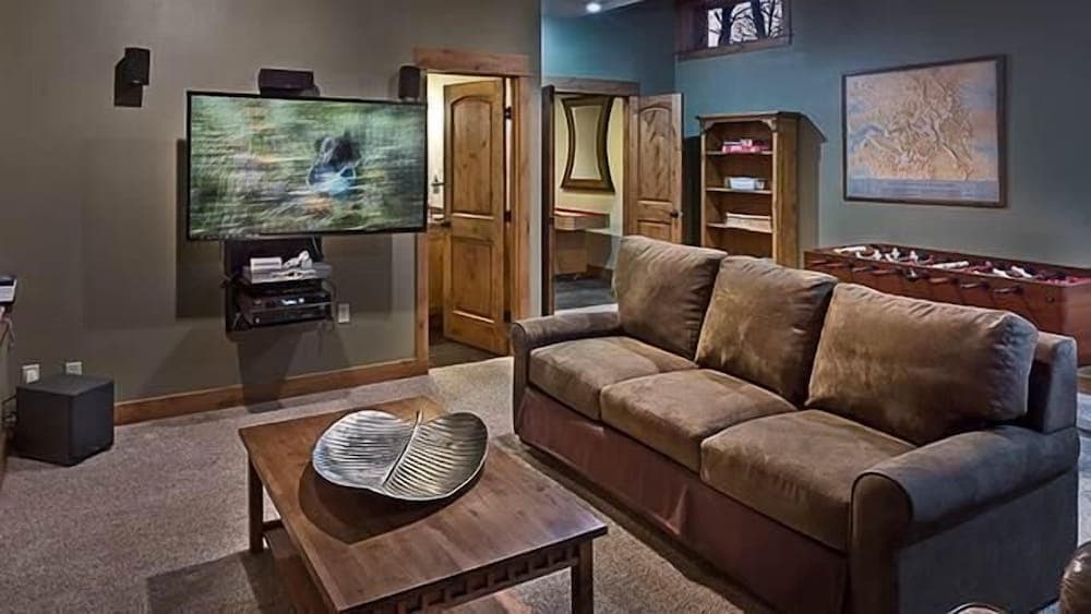 Creekside Chalet 6 BedroomHoliday home By Moving Mountains