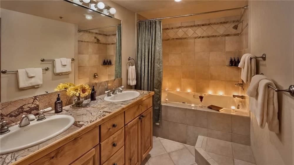 Dauphine 123 2 BedroomCondo By Moving Mountains