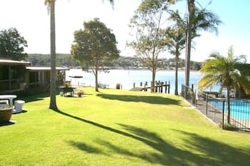 Lake Edge Holiday Units