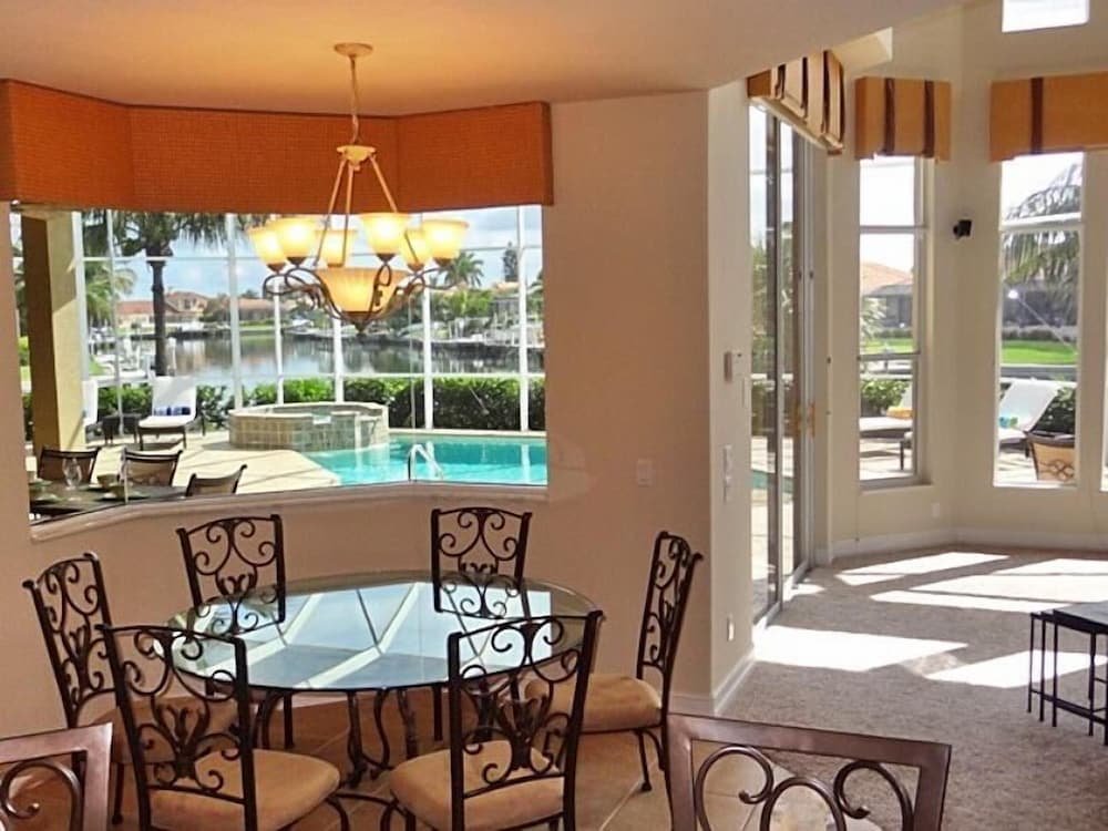 DOVE816 4 Bedroom Holiday Home by Marco Naples Vacation Homes