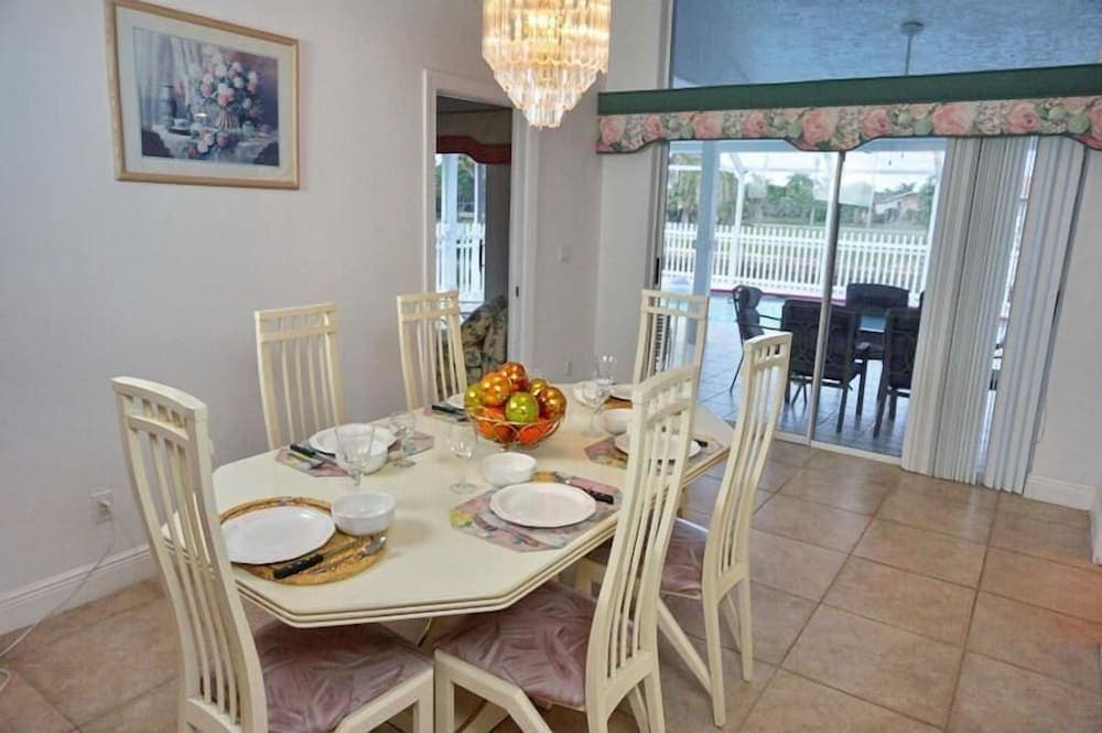 SHEN1124 3 Bedroom Holiday Home by Marco Naples Vacation Homes