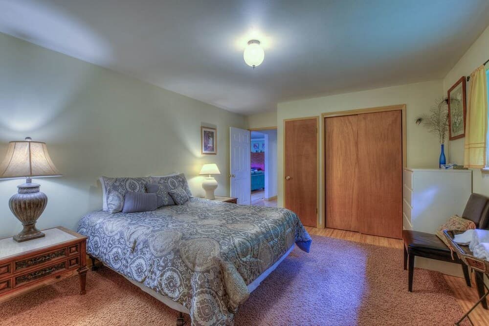 The Cedar Field Vacation House