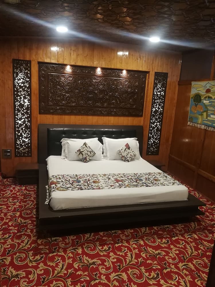 New Jacquline Heritage Houseboats Nigeen Lake