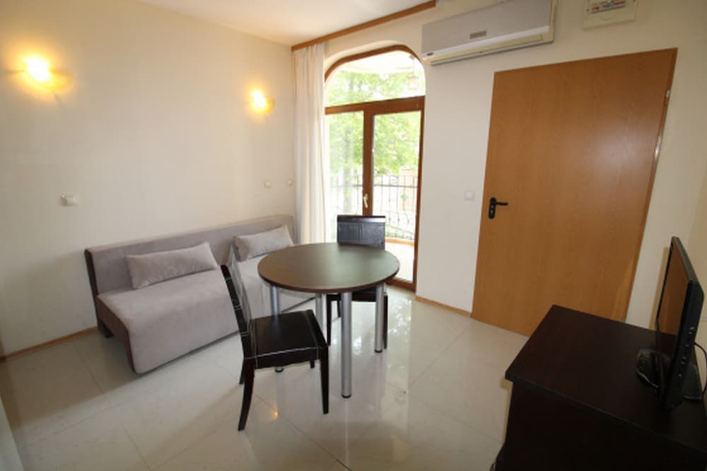 Menada Green Hills Apartments