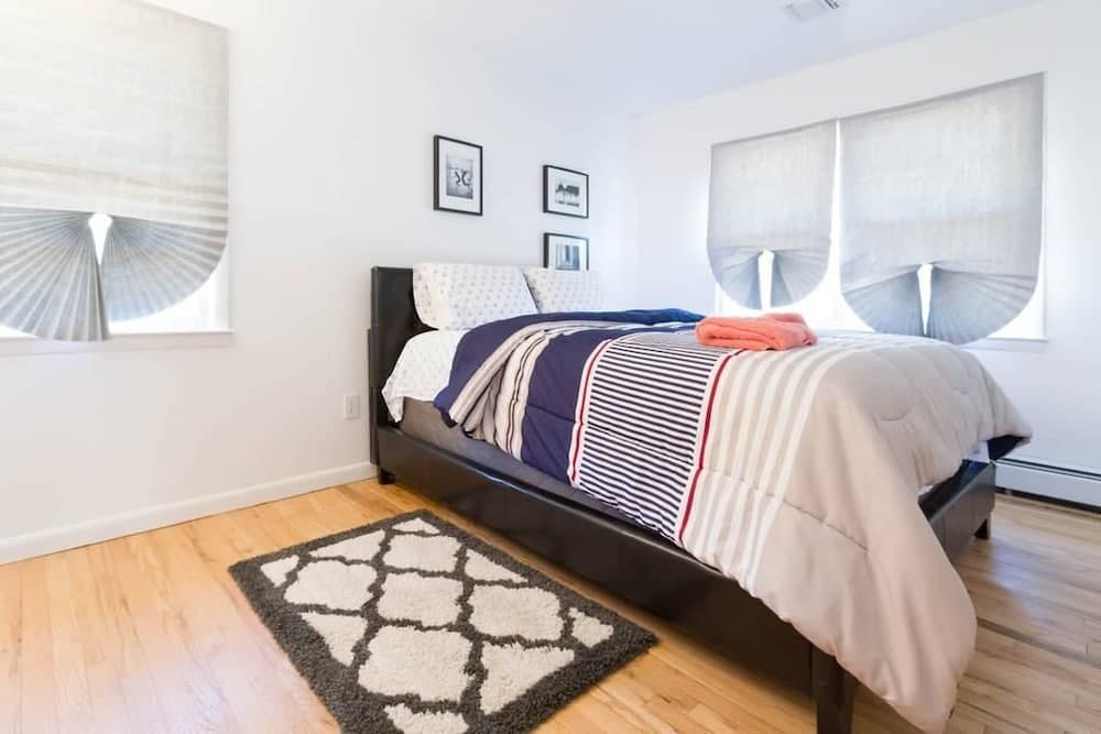 SH001 5 Bedroom Holiday home By Senstay