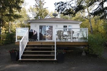 Lakefront Cottage in Manitou Beach