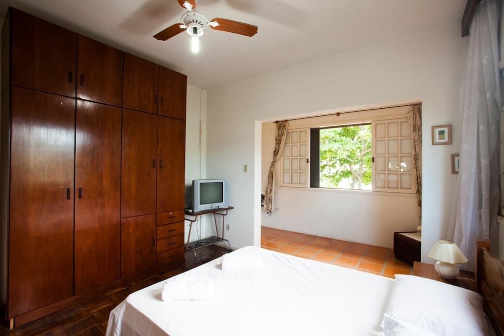 FL023 6 Bedroom Holiday home By Senstay