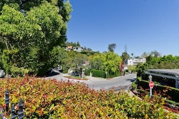 LA128 2 Bedroom Apartment By Senstay