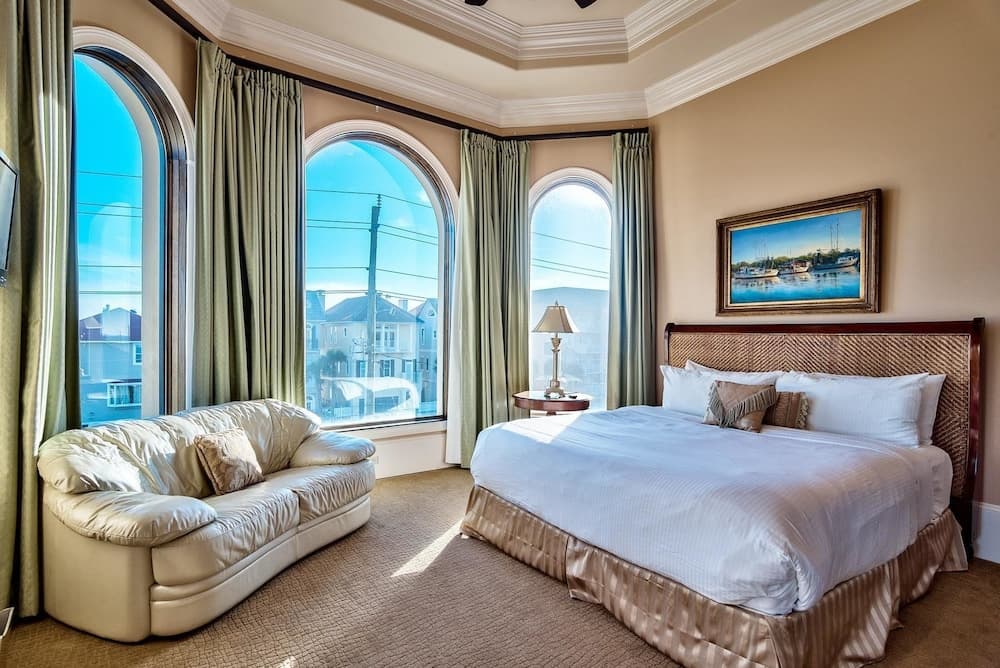 Casa Tuscany 6 Bedroom Holiday Home by Five Star Properties