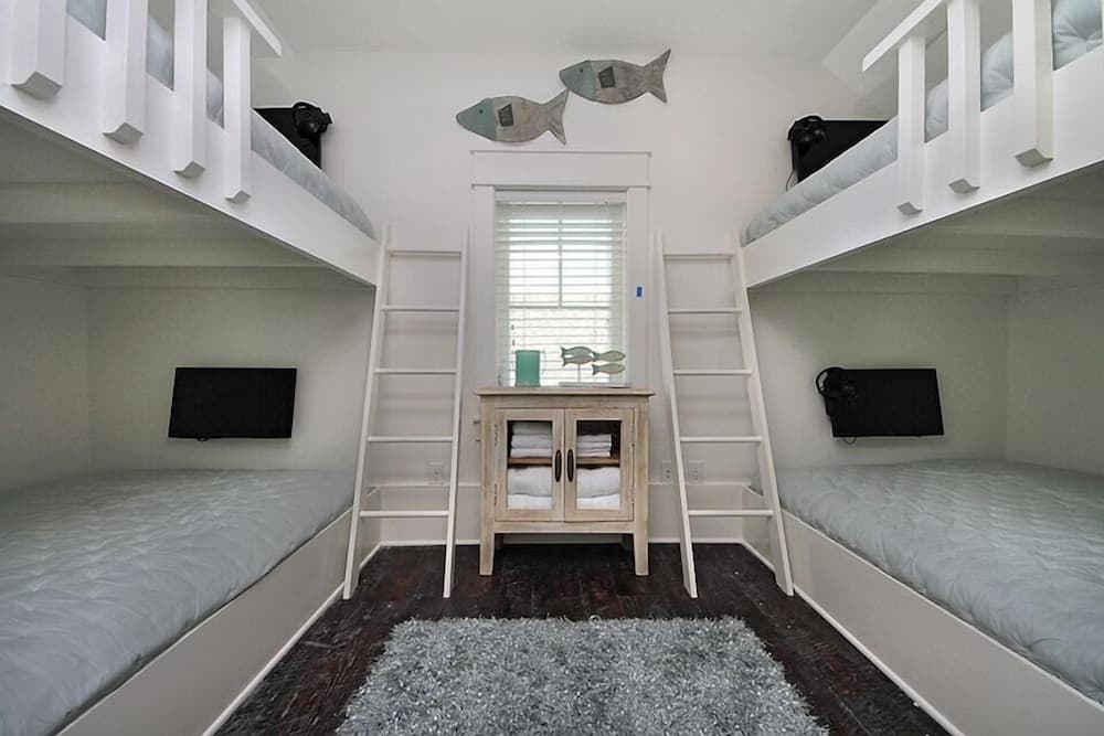 DRIFTWOOD 5 Bedroom Holiday Home by Five Star Properties