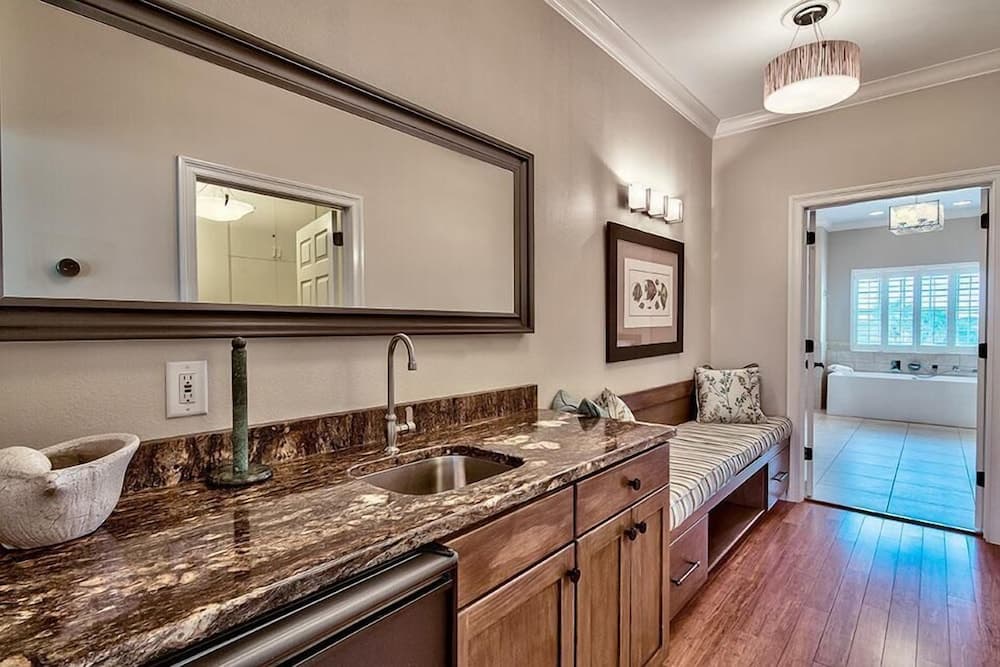 Ocean Escape 4 Bedroom Holiday Home by Five Star Properties