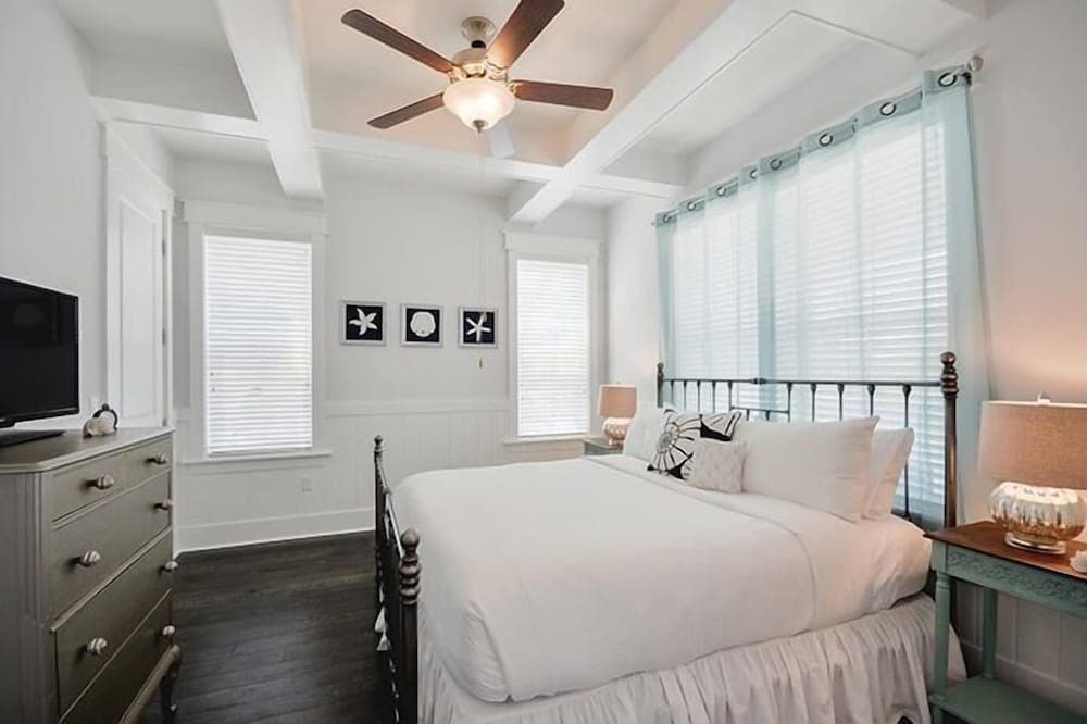 WHITE SAND REUNION 5 Bedroom Holiday Home by Five Star Properties