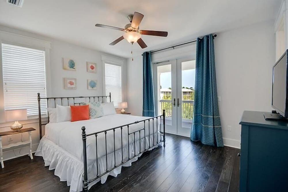 WHITE SAND REUNION 5 Bedroom Holiday Home by Five Star Properties