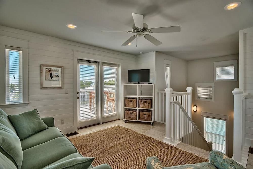 SHELL OF A GOOD TIME 3 Bedroom Holiday Home by Five Star Properties