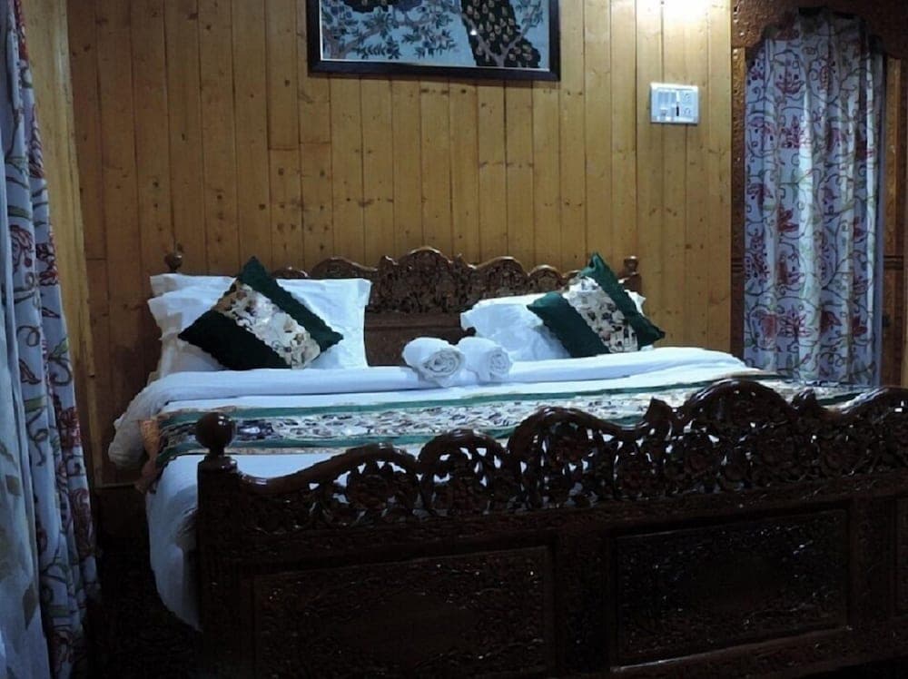 Young Bombay Group Of Houseboats