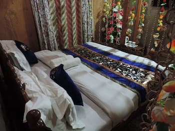 Young Bombay Group Of Houseboats