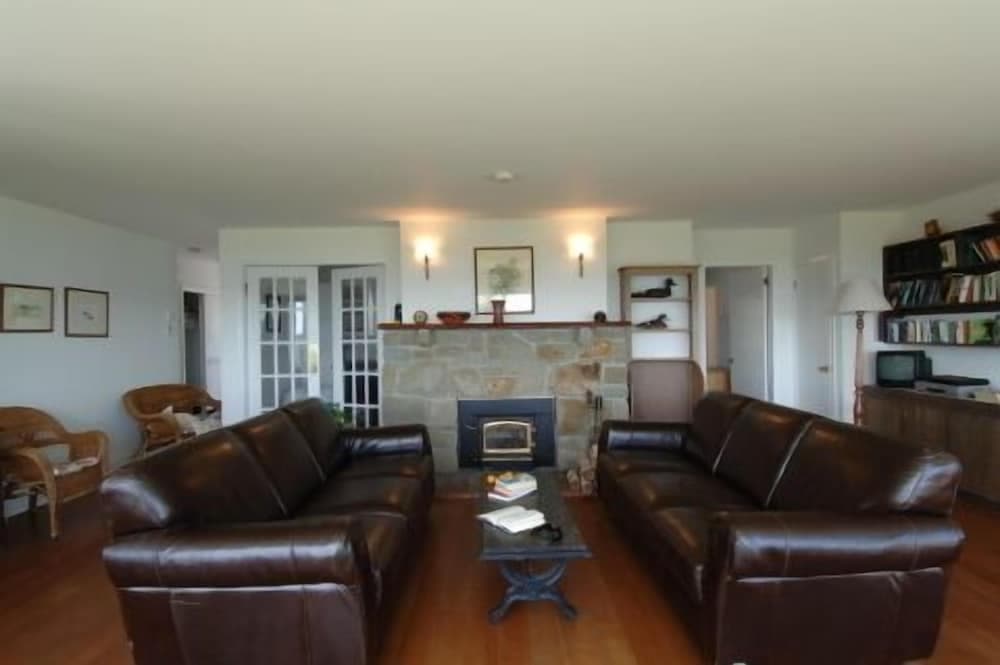 Hollyday Cove Cottage