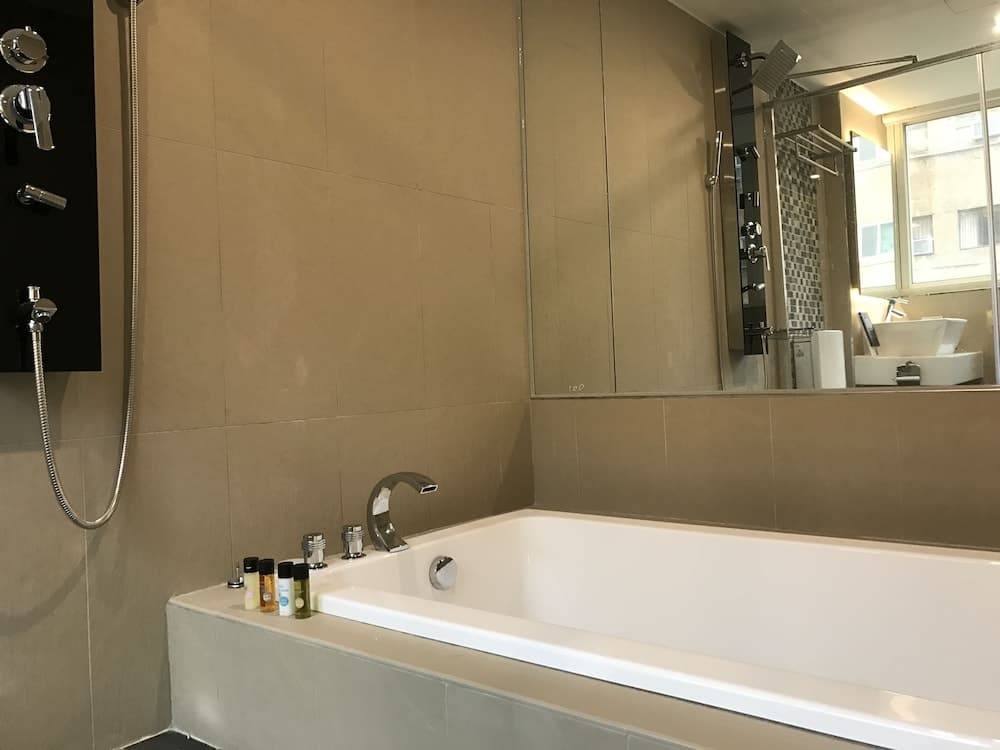 Fairytale YiSu Hot Spring Hotel