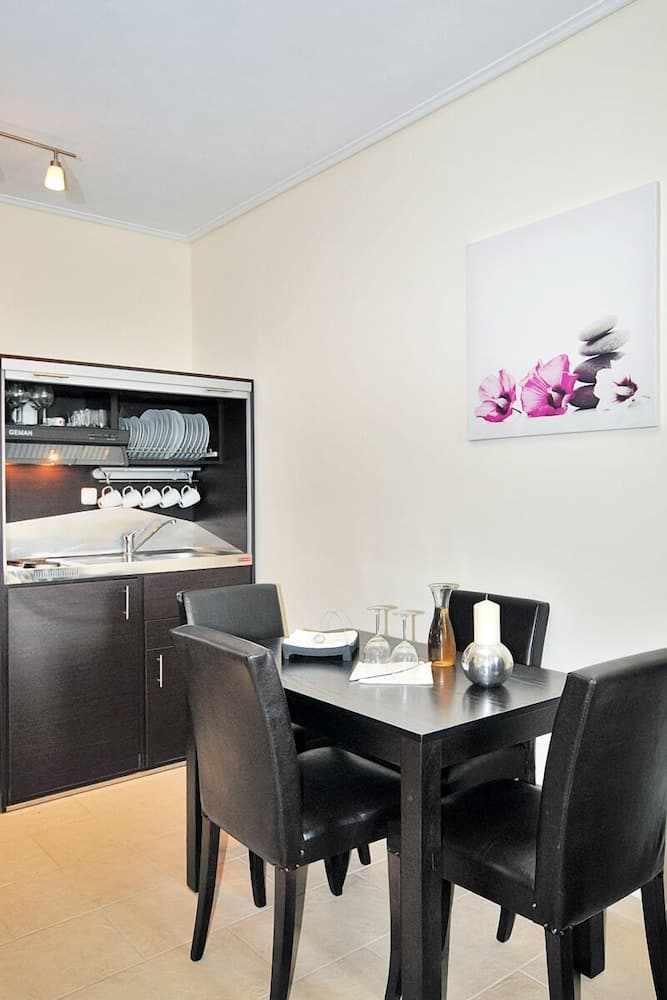 Aithra Apartments & Suites