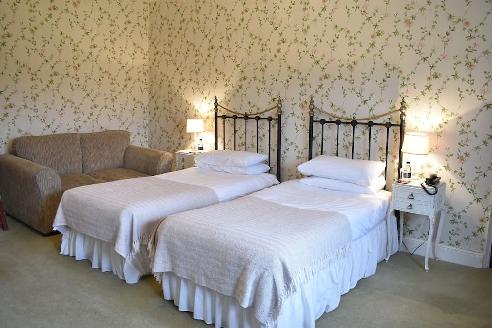 At the Farmhouse Hunters Hall