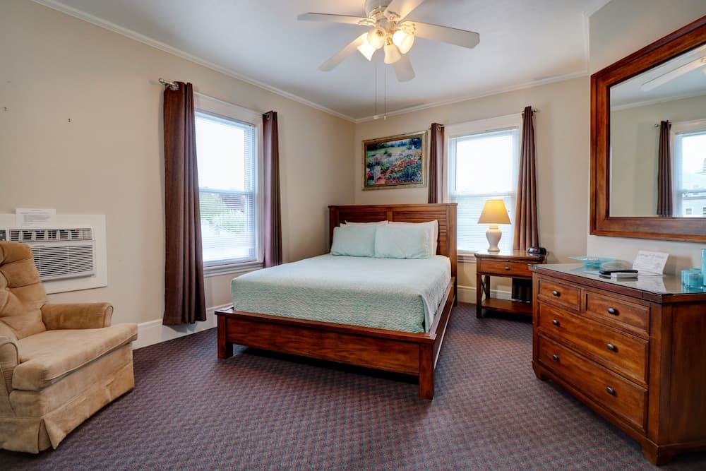 Carriage House Motel Cottages & Suites