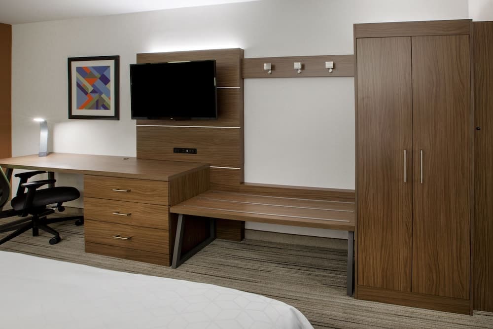 Holiday Inn Express & Suites Redding by IHG