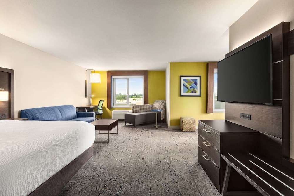 Holiday Inn Express & Suites Redding by IHG