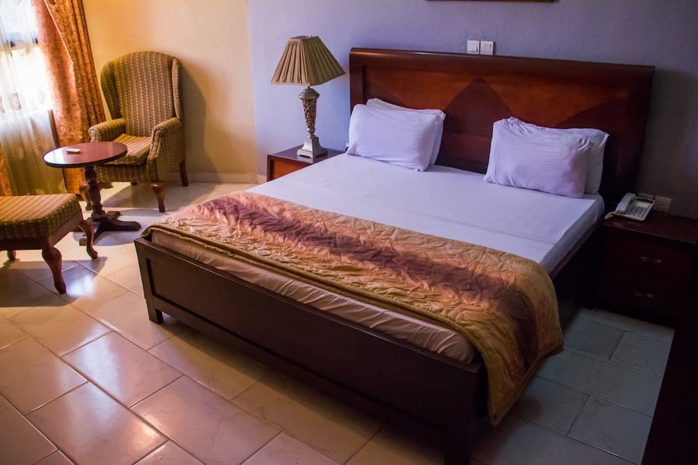 Dees Hotels, Apartments and Suites