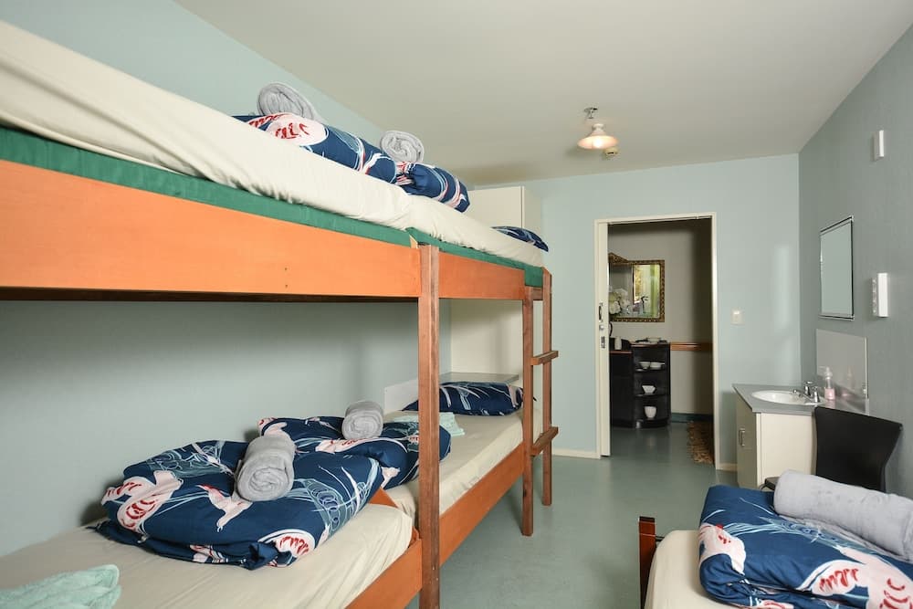 Piwaka Lodge and Backpackers