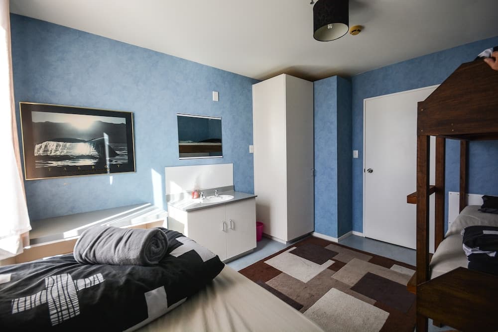 Piwaka Lodge and Backpackers